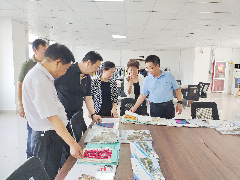 河南省工信廳副廳長常繼紅，河南省服裝協(xié)會(huì)常務(wù)會(huì)長袁建龍等多位領(lǐng)導(dǎo)一行蒞臨飛鷺參觀調(diào)研