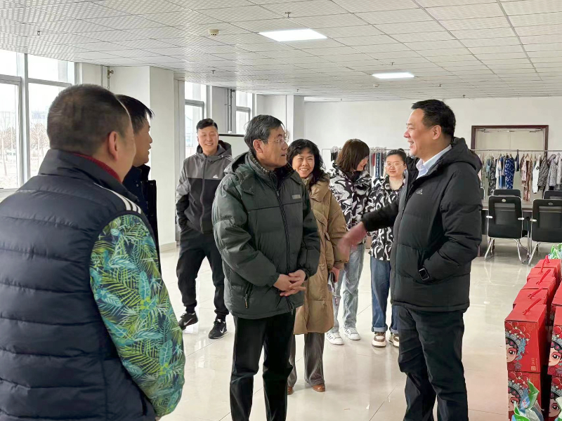 新鄉(xiāng)市經(jīng)開區(qū)管委會(huì)領(lǐng)導(dǎo)一行蒞臨我司慰問在崗員工